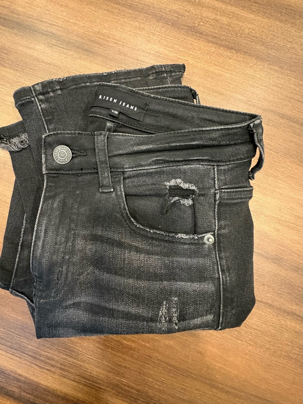 RISEN JEANS
Black Distressed stretch